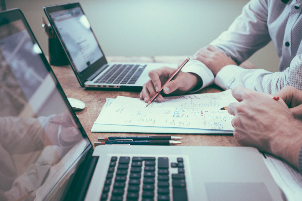 Expert-comptable et entrepreneur belge examinant un plan financier de création d'entreprise