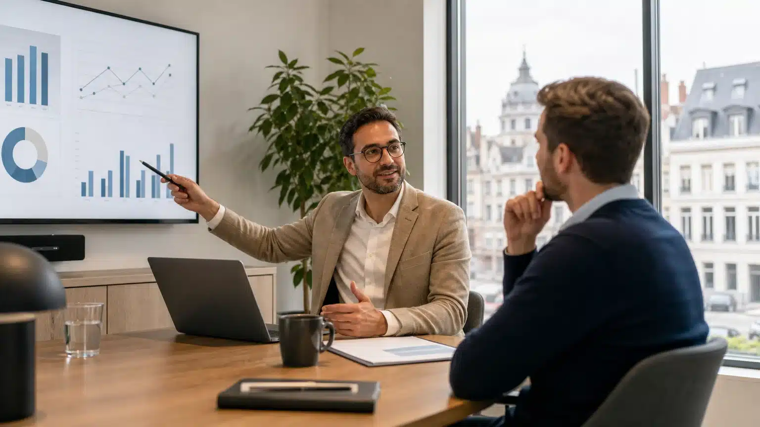 Expert-comptable conseillant un fondateur de SRL sur ses projections financières
